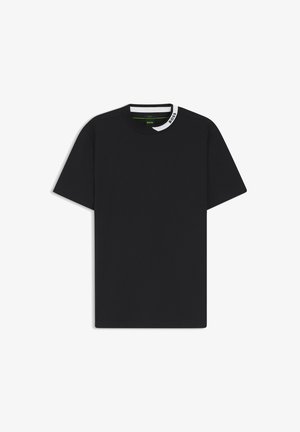 T-shirt in cotone nero con maniche corte, scollo rotondo e logo bianco e verde sul colletto. Tessitura liscia e vestibilità regolare.