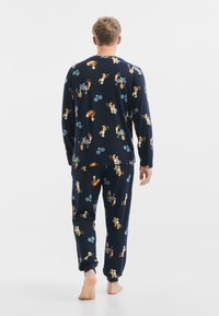 Conjunto de pijama con estampado marino que presenta animales de dibujos animados realizando diversas actividades, hecho de tela suave con mangas largas y puños elásticos.