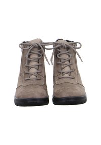 Een paar beige suède enkellaarsjes met veters aan de voorkant, zijritsen en zwarte rubberen zolen, van voren weergegeven op een witte achtergrond.