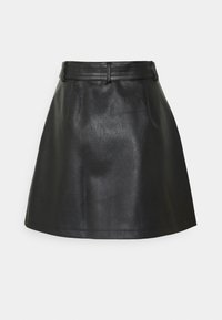 Svart fusk läder A-linjeformad kjol med hög midja och bältesslingor, visad mot en ljus neutral bakgrund.