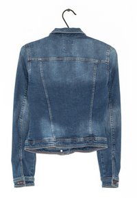 Džínová bunda ve středně modré barvě s mírně vybledlou texturou. Obsahuje límec, dlouhé rukávy a knoflíkové detaily na manžetách a dolním okraji.