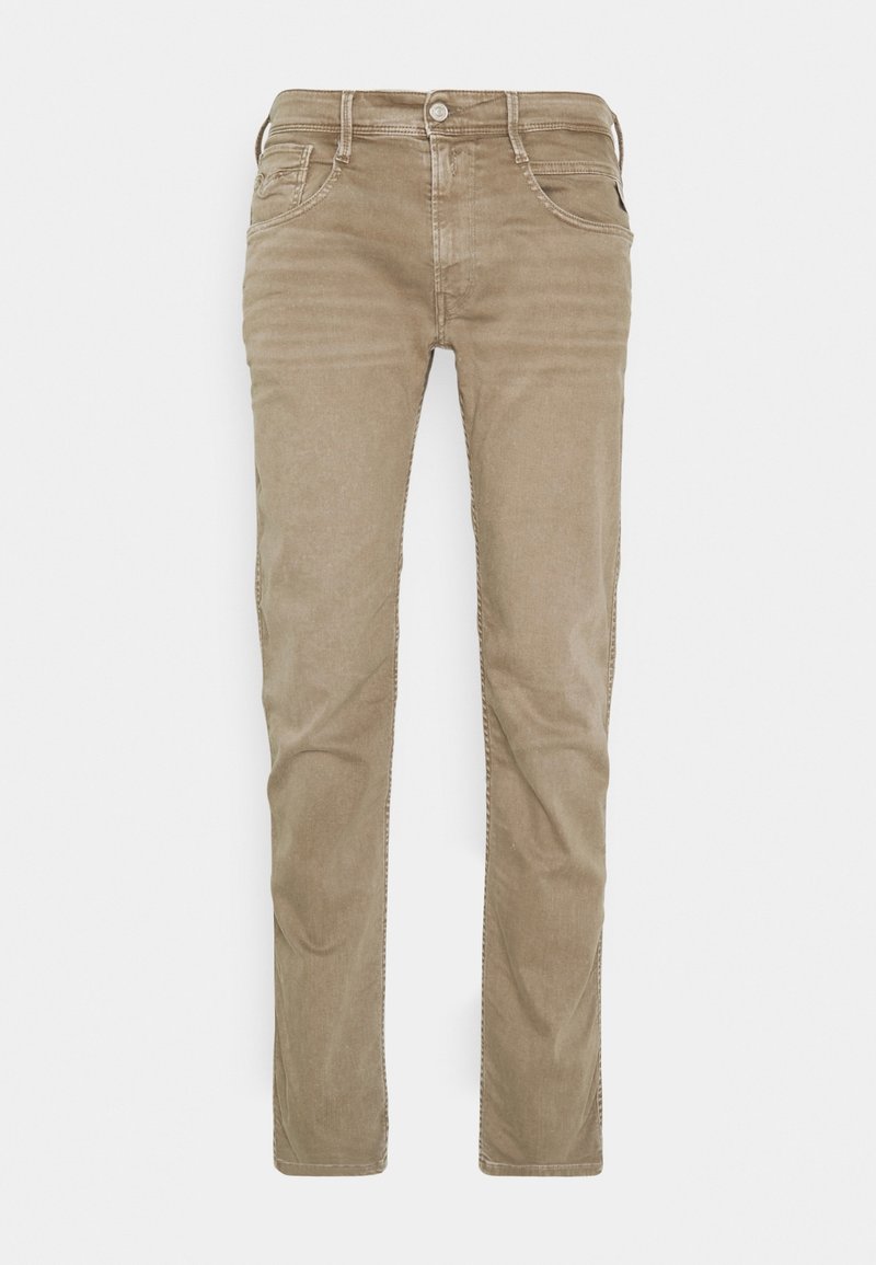 Jeans de corte slim en color beige, confeccionados con un suave tejido de algodón, que cuentan con cinco bolsillos, cierre de cremallera y detalles de costura sutil a lo largo de las costuras.