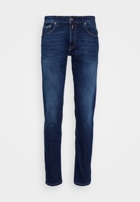 Jeans de mezclilla azul oscuro con un corte recto, que cuentan con un diseño de cinco bolsillos, costuras visibles y un cierre de botón en la cinturilla.
