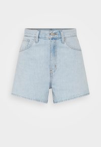 Pantalones cortos de mezclilla azul claro con una cintura alta, que presentan costuras dobles, dos bolsillos frontales y un dobladillo sin rematar. Diseño clásico de cinco bolsillos.