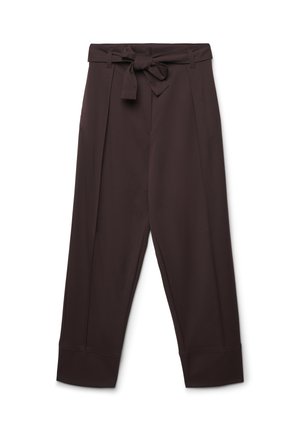 Braune, hochgeschnittene Hose mit einem Stoffbindegürtel. Erinnerungen an Falten an der Vorderseite und schmal zulaufende Beine mit gekrempelten Säumen. Glatte Textur.