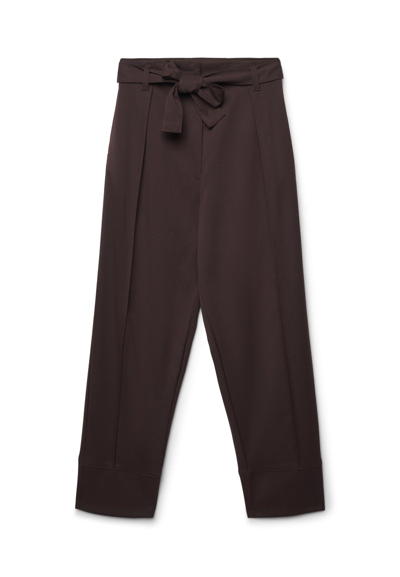 Braune, hochgeschnittene Hose mit einem Stoffbindegürtel. Erinnerungen an Falten an der Vorderseite und schmal zulaufende Beine mit gekrempelten Säumen. Glatte Textur.