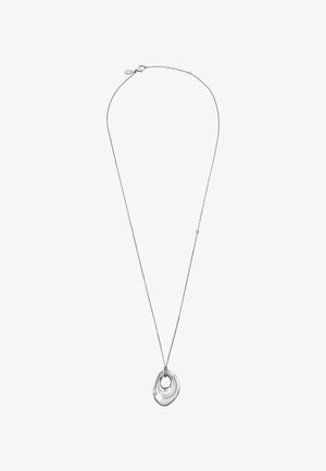 Collier en argent avec un pendentif lisse en forme de goutte d'eau, comportant une découpe circulaire, suspendu à une fine chaîne.