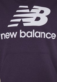 Felpa viola con tasca frontale, caratterizzata da un grande logo "NB" bianco e dal testo "new balance" in tipografia pulita e moderna.