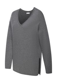 Pelēks garām piedurknēm džemperis ar plašu V-veida izgriezumu, sānu šķirbēm un mīkstu tekstūru. Tam ir brīva piegriezuma forma un ribotas maliņas.