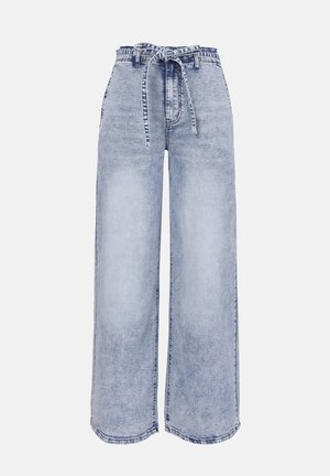 Høytlivs, lysvasket vide jeans med knyttet stoffbelte og synlige sømmer foran på en ensfarget bakgrunn.