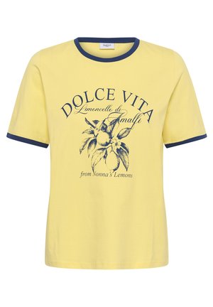 Camiseta amarilla de manga corta con ribete azul marino y texto azul marino "Dolce Vita Limoncello di Amalfi" e ilustración de una rama de limón en el frente.