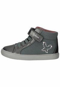 Zapatilla negra de caña alta con acentos grises, que presenta una correa de velcro y un diseño decorativo de corazón en detalles brillantes. Forro interior suave.