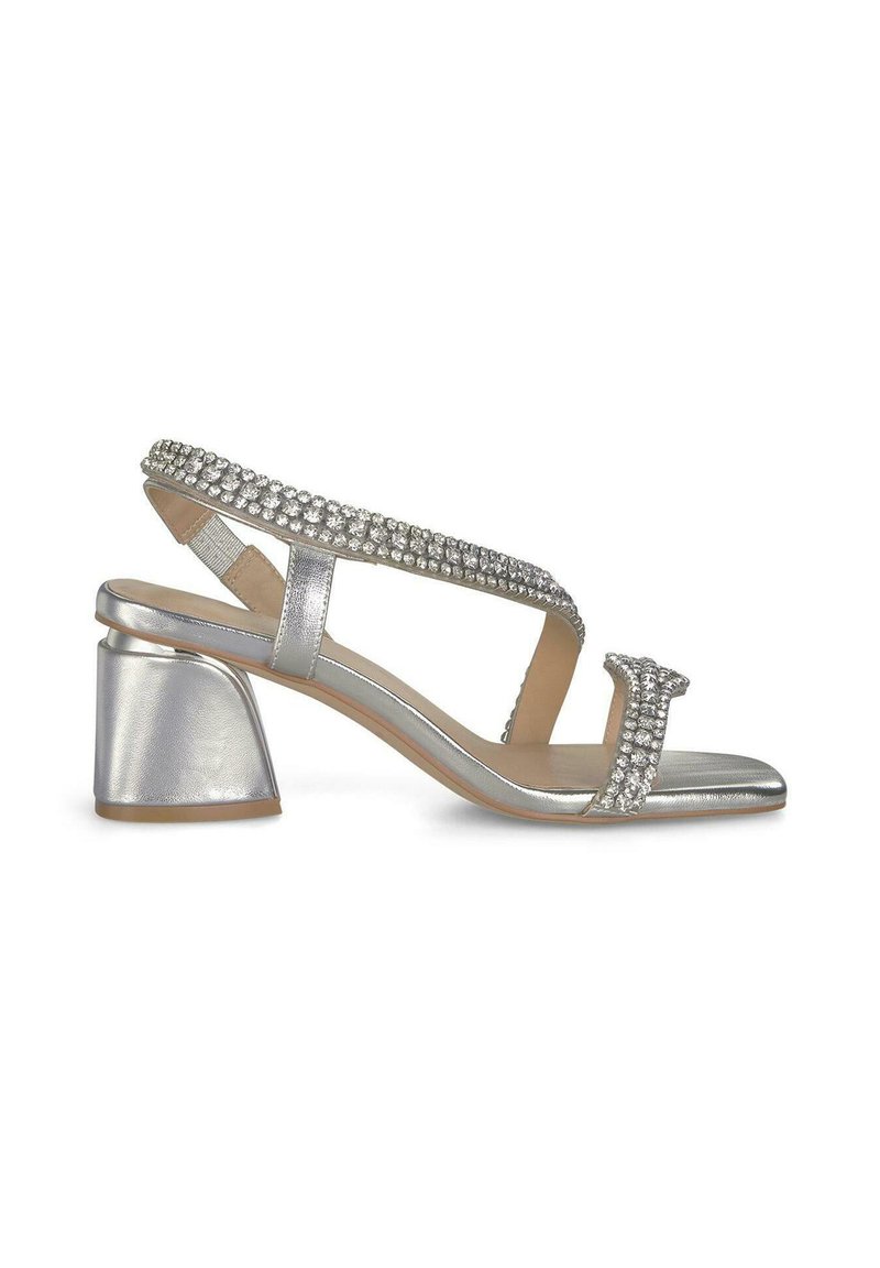 Sandalias metálicas plateadas con tacón cuadrado, adornadas con una fila de cristales claros a lo largo de las correas y el empeine, diseño de punta abierta.
