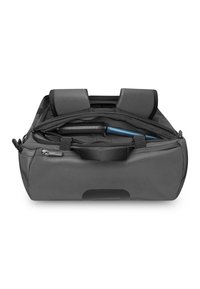 Harmaa kangasta tehty laukku, jossa on vetoketjullinen päällinen, kaksinkertaiset kahvat, sisätilat ja sileä pinta. Sisältää sinisen esineen sisällä.