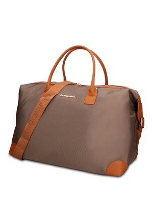 Braune und beige große Reisetasche mit zwei Griffen, verstellbarem Schultergurt und Reißverschluss, seitliche Ansicht vor weißem Hintergrund.