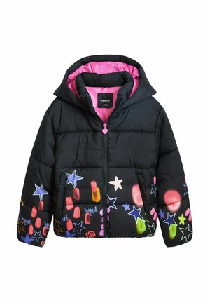 Chaqueta acolchada negra con forro interior rosa, cremallera con tirador en forma de corazón, estrellas multicolores, formas abstractas y capucha, talla para niño.