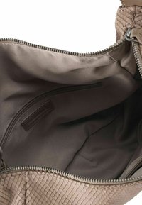 Borsa beige con esterno in pelle di serpente testurizzata e fodera in tessuto liscio. L'interno include una tasca con zip e un'etichetta in pelle.
