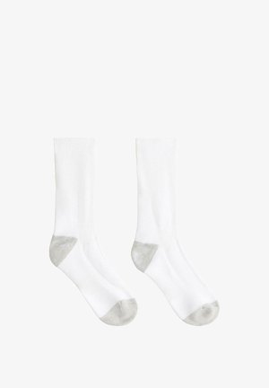 Paire de chaussettes blanches mi-mollet avec talon et pointe gris, présentées à plat sur fond blanc.