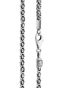 Silberne Metallkette mit verbundenen ovalen Gliedern, ausgestattet mit einem großen Karabinerverschluss und einem kleinen rechteckigen Anhänger auf einer Seite.