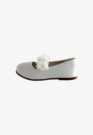 Baltas lygus batelis su apvaliu nosimi, rudu padu ir dekoratyvinėmis baltomis audinio gėlėmis ant viršutinio dirželio, rodoma šoniniu profiliu.