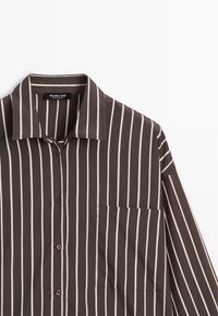 Bruine button-up shirt met verticale witte strepen, een kraag en een borstzak. Gemaakt van een gladde, lichte stof. Eenvoudig, modern ontwerp.