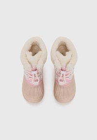 Une paire de bottes d'hiver imperméables roses avec une doublure en fausse fourrure blanche et des lacets roses, vues de dessus sur fond blanc.