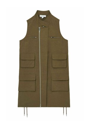 Gilet senza maniche verde oliva con colletto alto, zip frontale, due tasche sul petto e due ampie tasche frontali. Il tessuto presenta una texture liscia.