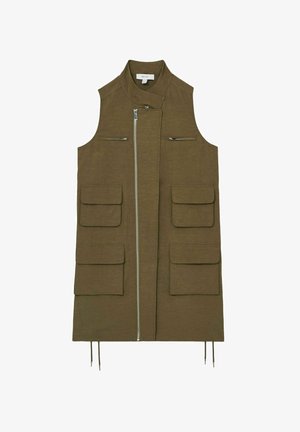 Gilet senza maniche verde oliva con colletto alto, zip frontale, due tasche sul petto e due ampie tasche frontali. Il tessuto presenta una texture liscia.