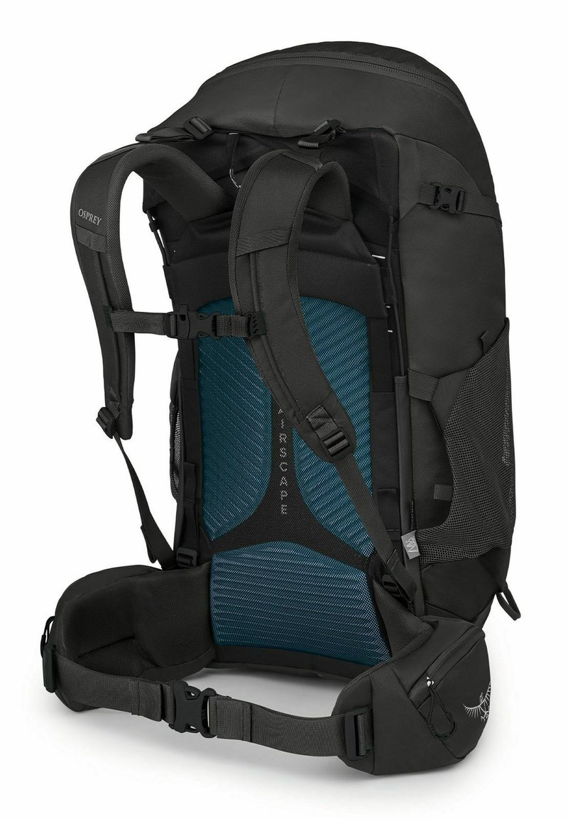 Mochila negra con panel trasero de malla azul transpirable, correas de hombro ajustables y acolchadas, y un cinturón de cadera, que cuenta con una tapa con cremallera y bolsillos laterales.