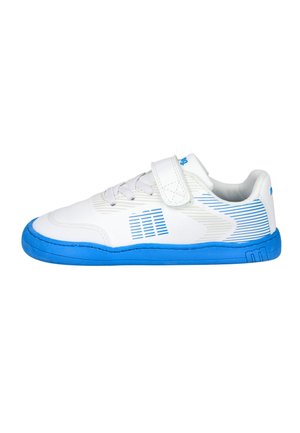Zapatilla baja blanca y azul con cordones y tira de velcro, suela azul y diseño de rayas azules en el lateral.