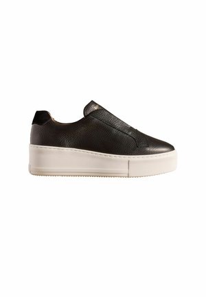 Sort lædersneaker uden snørebånd med tekstureret overdel og tyk hvid platformsål, vist fra siden på en hvid baggrund.