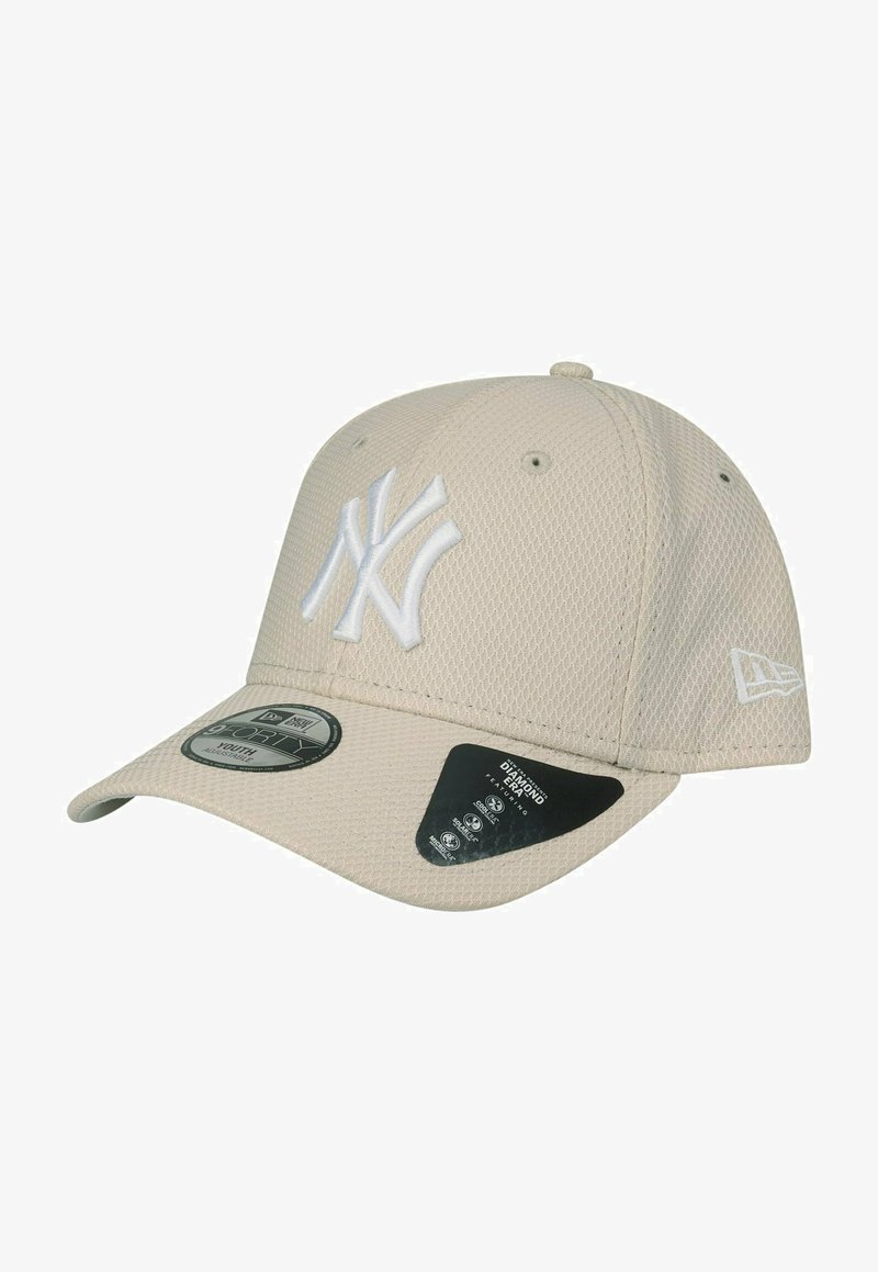 Beige Mesh-Cap mit gebogenem Schirm, mit einem erhabenen weißen 'NY'-Logo auf der Vorderseite und weißen Akzenten an den Seiten- und Rückpanelen.