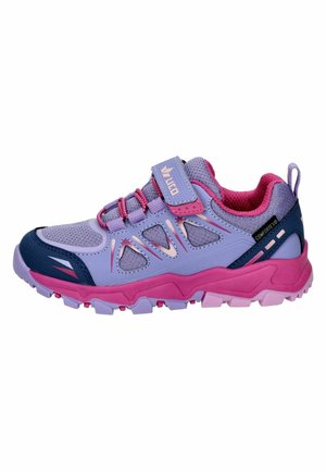 Lila und pinker Kindersneaker zum Wandern mit Klettverschluss, Mesh-Einsätzen und robuster Sohle, geeignet für Outdoor-Aktivitäten.