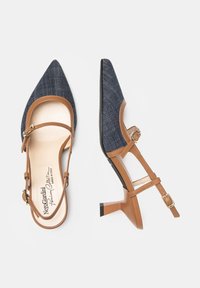 Sandały typu slingback z wąskim noskiem, wykonane z ciemnoniebieskiej tkaniny, z brązowymi skórzanymi paskami. Posiadają mały obcas oraz detal w postaci klamry. Gładkie wnętrze.