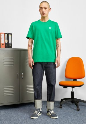 TREFOIL ESSENTIALS - T-shirt con stampa - green