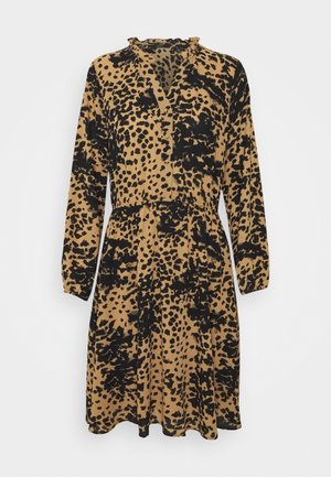 Robe à manches longues, longueur genoux, avec imprimé léopard abstrait marron et noir et un col en V légèrement froncé.