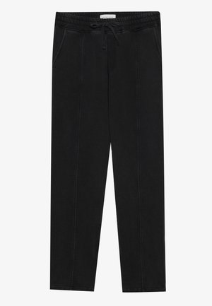 Pantalones deportivos negros con cintura elástica y cordón, que cuentan con dos bolsillos laterales y un diseño de pierna recta, textura suave y sin patrones visibles.