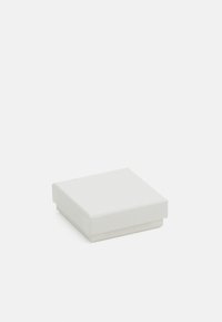 Boîte carrée blanche avec un extérieur lisse et un couvercle à charnière. Fabriquée en carton, elle possède un design minimaliste et une finition mate.