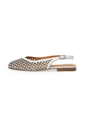 Witte platte slingback schoen met hexagonale uitsparingen, verstelbare gespsluiting en lage houten hak.