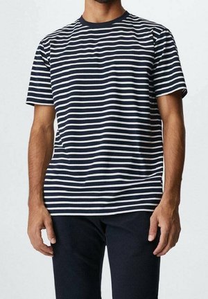 Camiseta de manga corta a rayas azul marino y blancas, de algodón, con cuello redondo, ajuste holgado, textura suave y patrones horizontales uniformes.