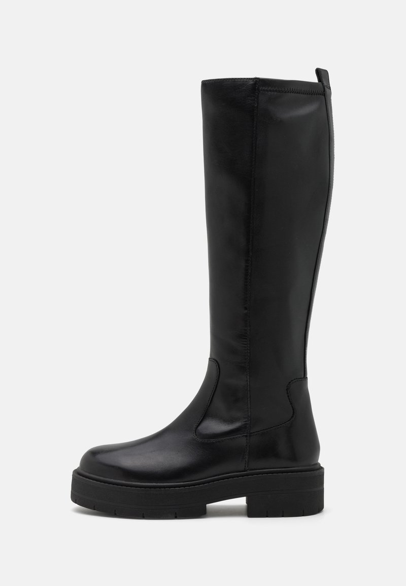 Stivali neri al ginocchio realizzati in pelle liscia con un design minimalista, suola spessa e pannello elastico laterale per una vestibilità più facile.