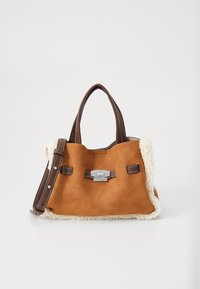Sacs à main en suède marron avec des poignées et une bandoulière en cuir foncé, fermoir en argent, et garniture en shearling crème sur fond blanc.