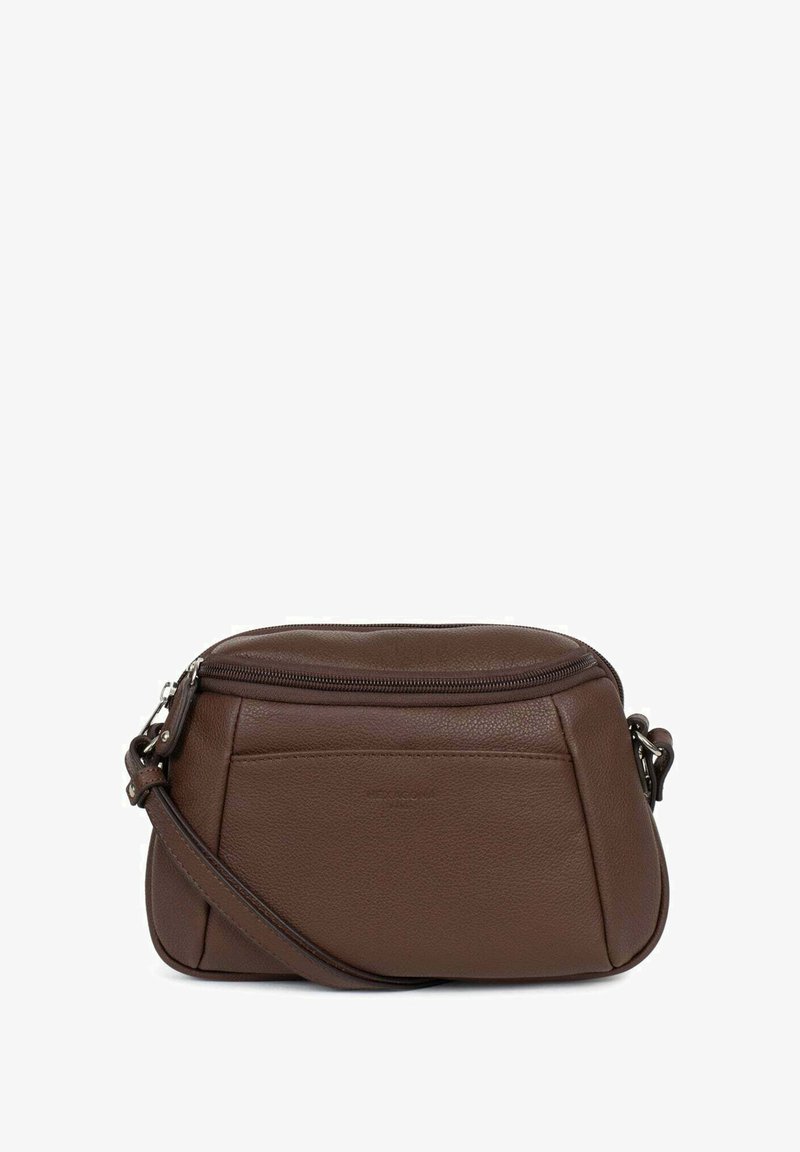 Borsa a tracolla in pelle marrone con tasca frontale, chiusura con zip e tracolla regolabile, posizionata su uno sfondo bianco.