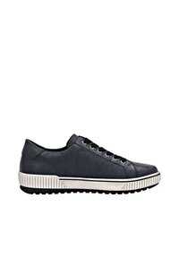 Ledersneaker in Navyblau mit strukturierter Oberfläche. Verfügt über eine weiße Gummisohle mit Rillen und schwarze Schnürsenkel.