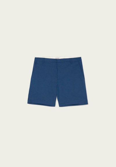Shorts blu realizzati in tessuto leggero, dotati di un'apertura piatta, due tasche laterali e un taglio classico con una consistenza liscia.