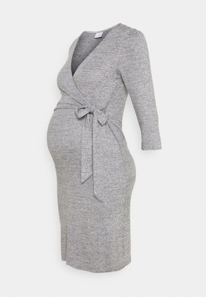 Robe de maternité en maille grise avec manches trois-quarts, devant croisé et taille à nouer, conçue pour le confort et l'élasticité.