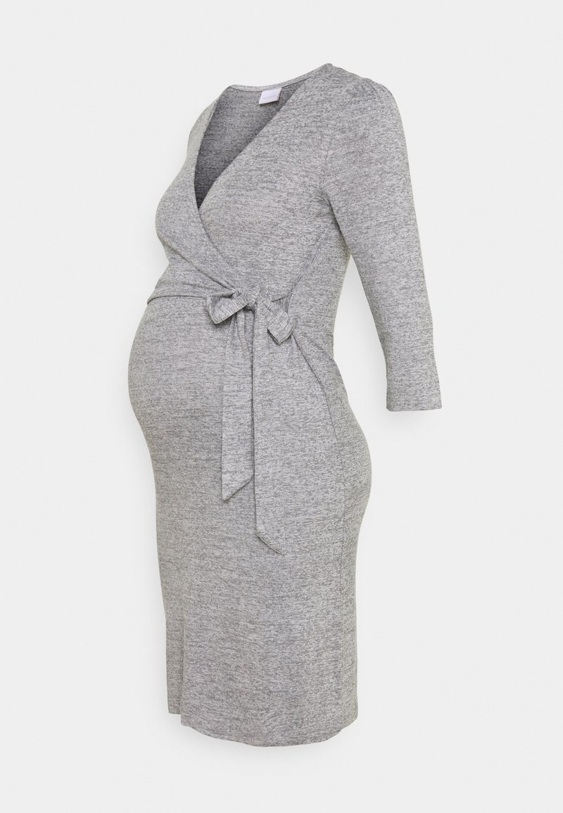 Robe de maternité en maille grise avec manches trois-quarts, devant croisé et taille à nouer, conçue pour le confort et l'élasticité.