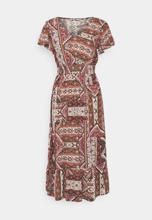 Braun gemustertes Kleid mit kurzen Ärmeln, V-Ausschnitt und elastischem Taillenbund; es zeigt verschiedene geometrische Designs in Rosatönen und Weiß.