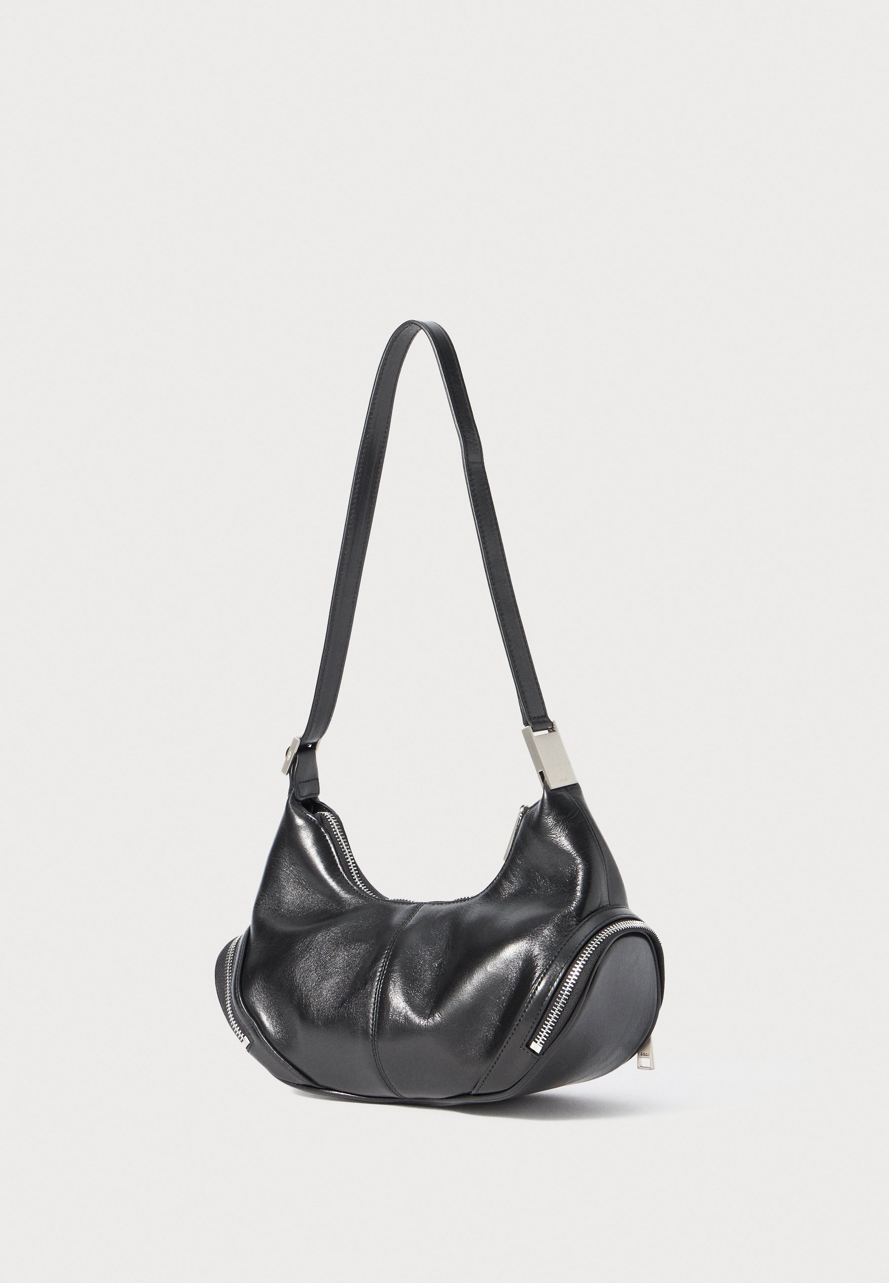 バッグ OSOI Black Cargo Bag Osoi Cargo Shoulder Bag | Black | FARFETCH