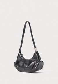 Borsa a tracolla in pelle nera con una forma curvilinea, cerniere argentate sui lati e una sola tracolla con dettagli in metallo.
